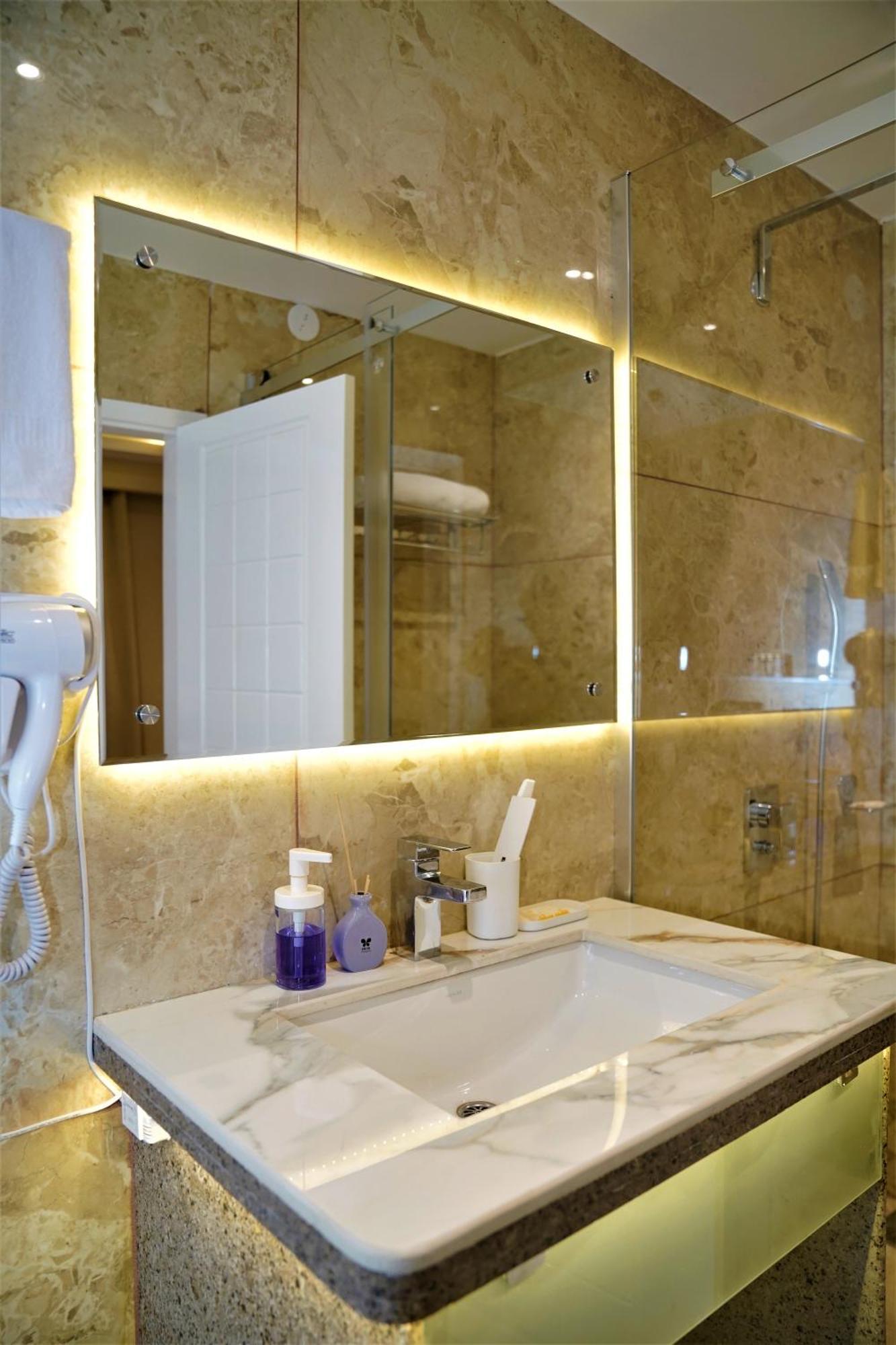 Essence Grandeur Hotel Guwahati Bagian luar foto