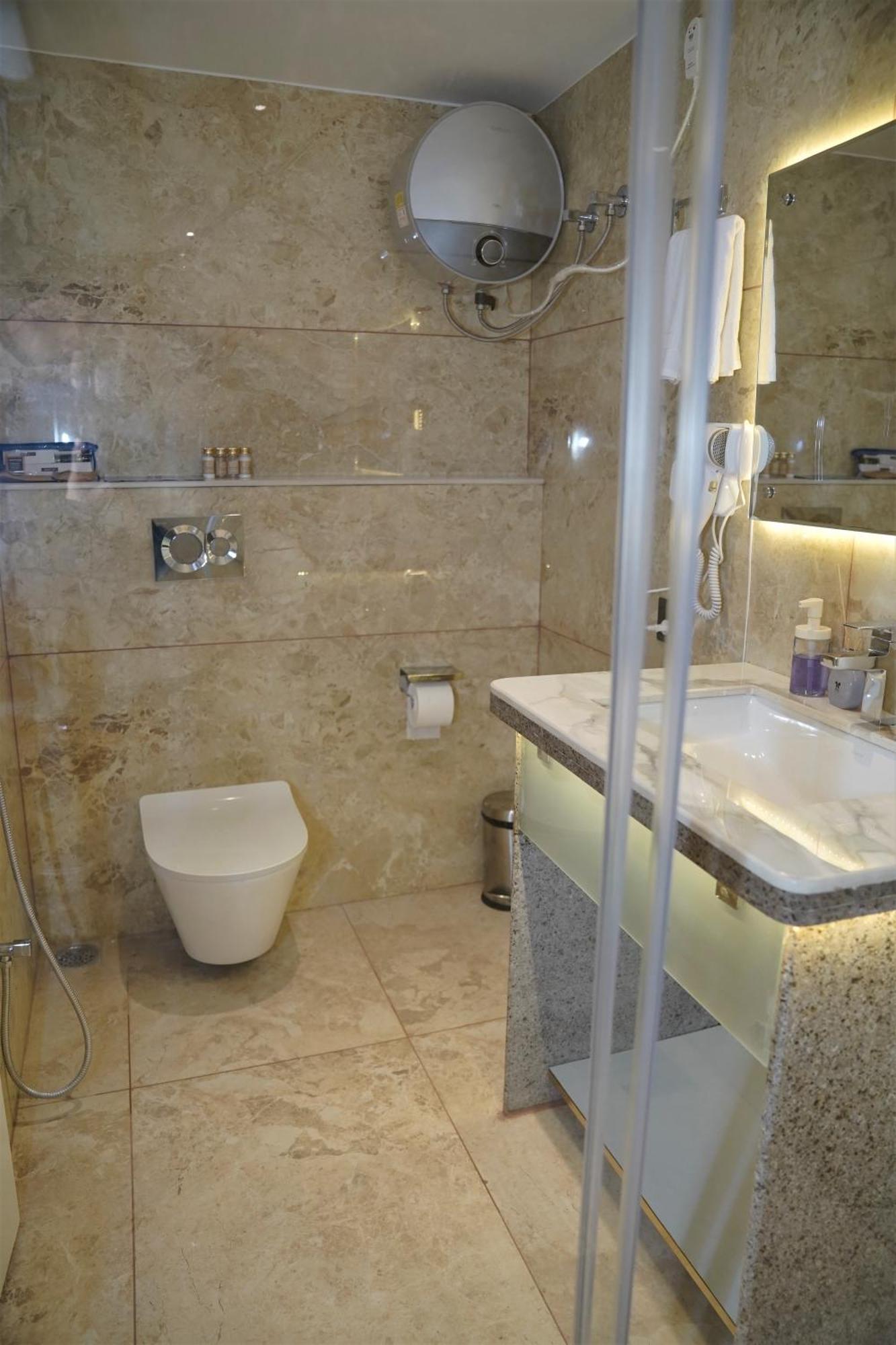 Essence Grandeur Hotel Guwahati Bagian luar foto
