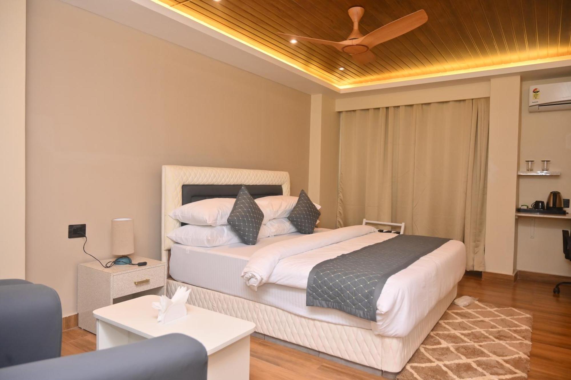 Essence Grandeur Hotel Guwahati Bagian luar foto